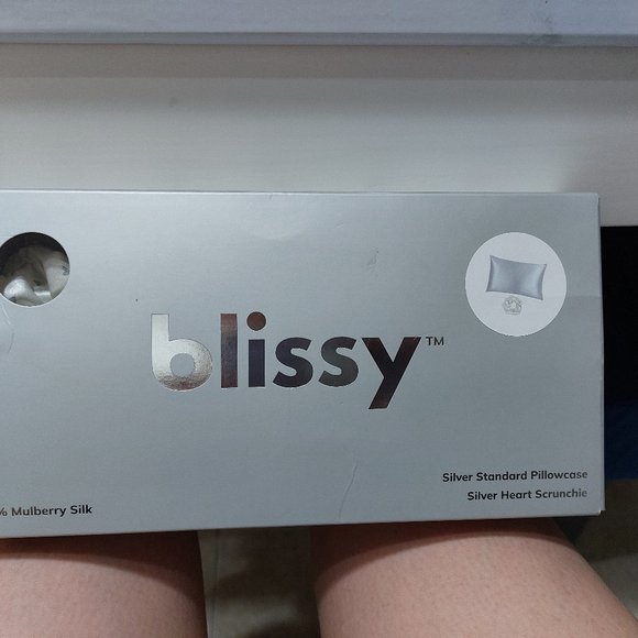 BLISSY 100% Mulberry Silver Silk Standard Pillowcase and Heart Scrunchie SET - Picture 1 of 8
